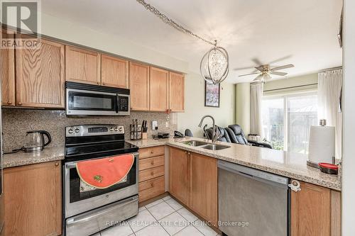 3095 Caulfield Cres, Mississauga, ON - Indoor Photo Showing Kitchen With Double Sink