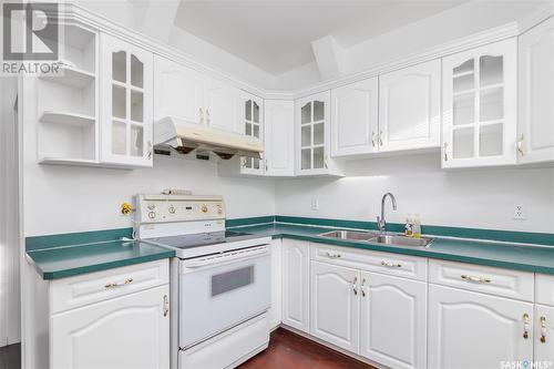 116 S Avenue S, Saskatoon, SK - Indoor Photo Showing Kitchen With Double Sink
