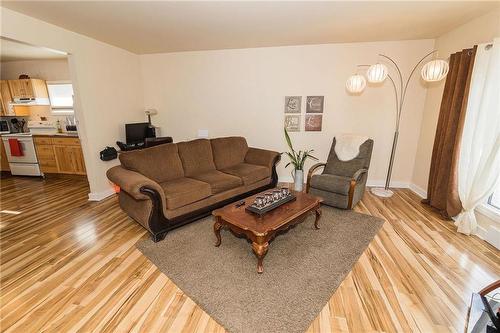 149 2Nd Street Se, Carman, MB - Indoor Photo Showing Living Room