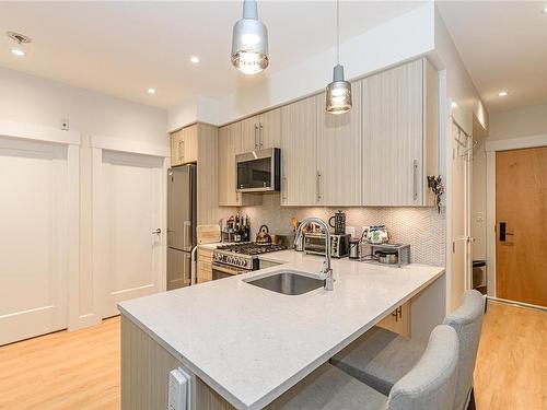 101-2500 Hackett Cres, Central Saanich, BC - Indoor Photo Showing Kitchen With Upgraded Kitchen
