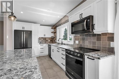 19215 County 2 Road, Summerstown, ON - Indoor Photo Showing Kitchen With Upgraded Kitchen