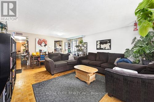 25 Haggert Avenue S, Brampton, ON - Indoor Photo Showing Living Room
