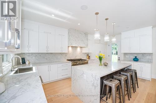 1618 Dogwood Trail, Mississauga, ON - Indoor Photo Showing Kitchen With Upgraded Kitchen