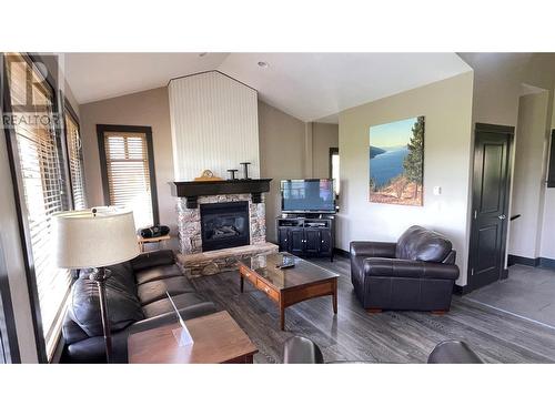 272 Chicopee Road Unit# 8C, Vernon, BC - Indoor Photo Showing Living Room With Fireplace