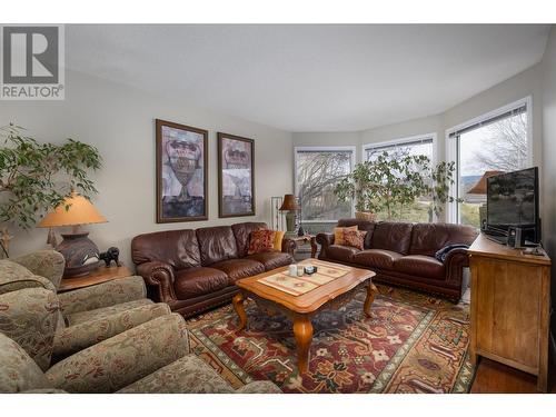 608 Glenmeadows Road, Kelowna, BC - Indoor Photo Showing Living Room