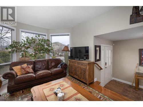 608 Glenmeadows Road, Kelowna, BC - Indoor Photo Showing Living Room