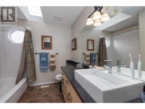 608 Glenmeadows Road, Kelowna, BC - Indoor Photo Showing Bathroom