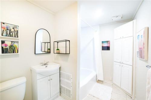 285 Macnab Street, Dundas, ON - Indoor Photo Showing Bathroom