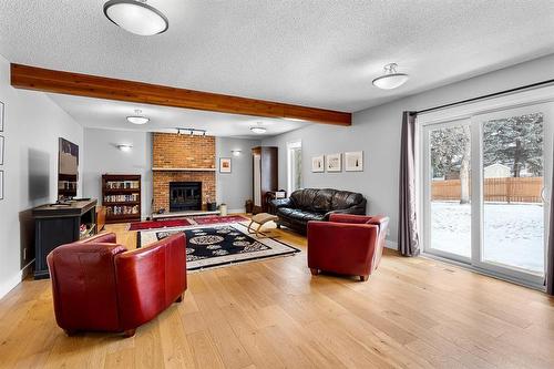 3 Fox Place, Brandon, MB - Indoor Photo Showing Living Room