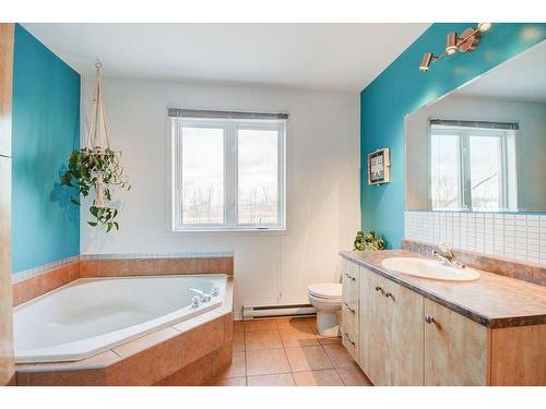 Bathroom - 180 Rue Suzor-Côté, Sainte-Julie, QC - Indoor Photo Showing Bathroom