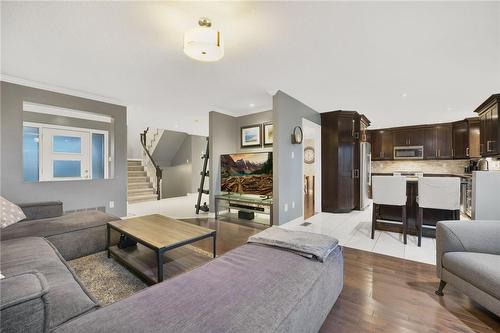 786 Upper Horning Road, Hamilton, ON - Indoor Photo Showing Living Room