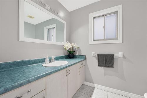786 Upper Horning Road, Hamilton, ON - Indoor Photo Showing Bathroom
