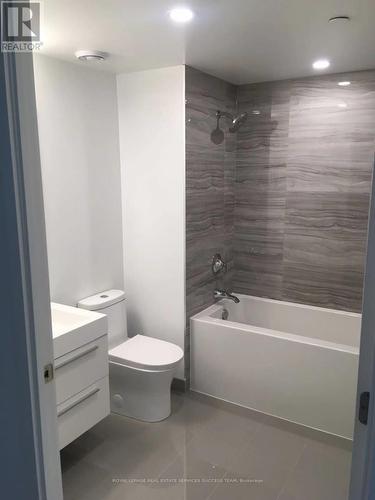 410 - 39 Roehampton Avenue, Toronto, ON - Indoor Photo Showing Bathroom
