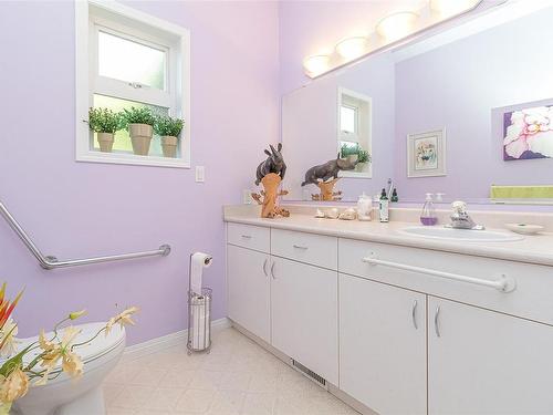 2174 Henry Ave, Sidney, BC - Indoor Photo Showing Bathroom