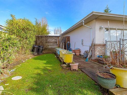 2174 Henry Ave, Sidney, BC - Outdoor