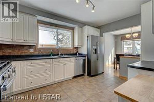 491 Lawson Road, London, ON - Indoor Photo Showing Kitchen