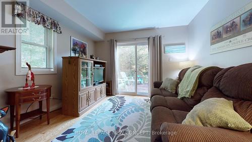 4352 Vivian Road, Whitchurch-Stouffville, ON - Indoor Photo Showing Bedroom
