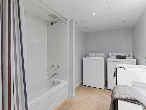 Salle de bains - 1586Z  - 1586Az Rue Principale, Laval (Sainte-Dorothée), QC - Indoor Photo Showing Laundry Room
