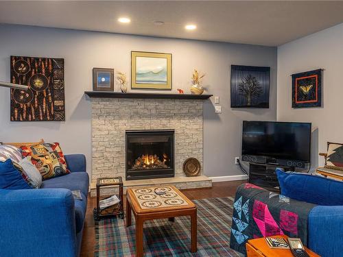 3524 Wiltshire Dr, Nanaimo, BC - Indoor Photo Showing Living Room With Fireplace