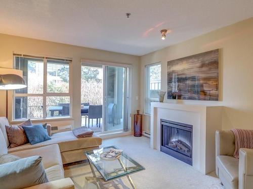 107-1089 Sunset Drive, Kelowna, BC - Indoor Photo Showing Living Room With Fireplace