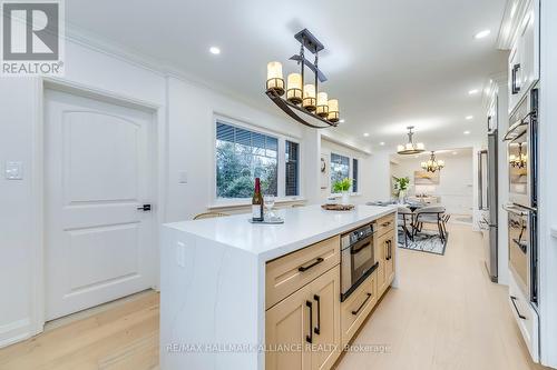 134 Abbey Crt, Oakville, ON - Indoor Photo Showing Kitchen With Upgraded Kitchen