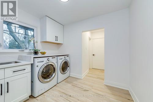 134 Abbey Crt, Oakville, ON - Indoor Photo Showing Laundry Room