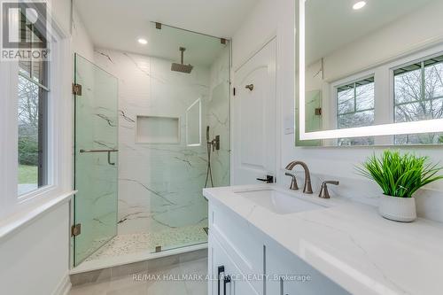134 Abbey Crt, Oakville, ON - Indoor Photo Showing Bathroom