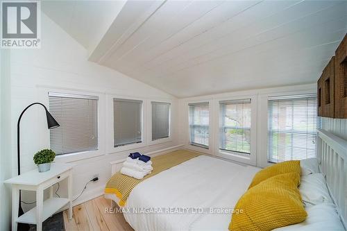 343 Cambridge Rd W, Fort Erie, ON - Indoor Photo Showing Bedroom
