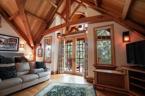4794 Holland Creek Ridge Road, Windermere, BC - Indoor Photo Showing Living Room