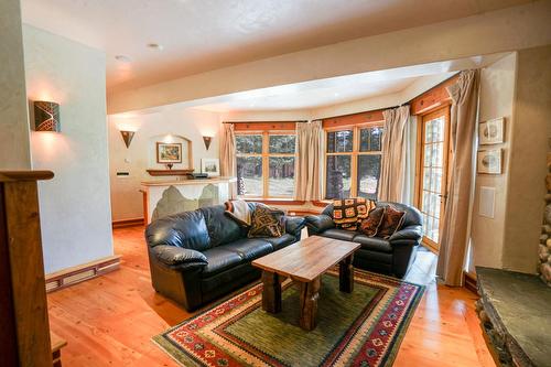 4794 Holland Creek Ridge Road, Windermere, BC - Indoor Photo Showing Living Room