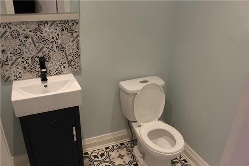 25 Park Street E, Hamilton, ON - Indoor Photo Showing Bathroom