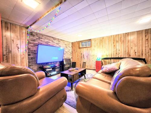 Salle familiale - 2235 Place Bonenfant, Shawinigan, QC - Indoor Photo Showing Living Room