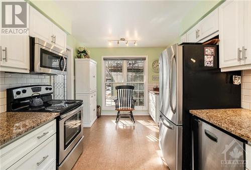 19 Inuvik Crescent, Ottawa, ON - Indoor Photo Showing Kitchen