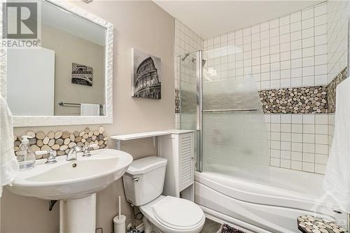 19 Inuvik Crescent, Ottawa, ON - Indoor Photo Showing Bathroom