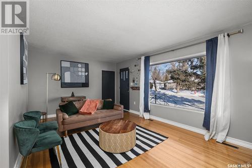 335 25Th Street W, Prince Albert, SK - Indoor Photo Showing Living Room