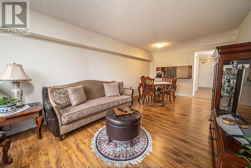 75 Riverside Drive East Unit# 401, Windsor, ON - Indoor Photo Showing Living Room