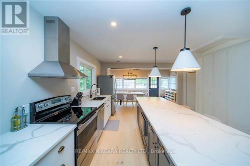 317 Lakewood Ave, Fort Erie, ON - Indoor Photo Showing Kitchen
