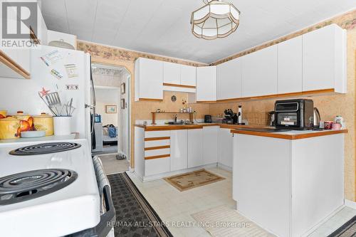 66 West Street N, Kawartha Lakes, ON - Indoor Photo Showing Kitchen