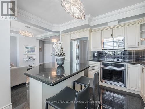 #Lph 8 -2111 Lake Shore Blvd  W, Toronto, ON - Indoor Photo Showing Kitchen With Upgraded Kitchen