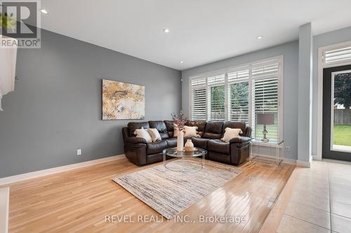 7847 Cathedral Dr, Niagara Falls, ON - Indoor Photo Showing Living Room
