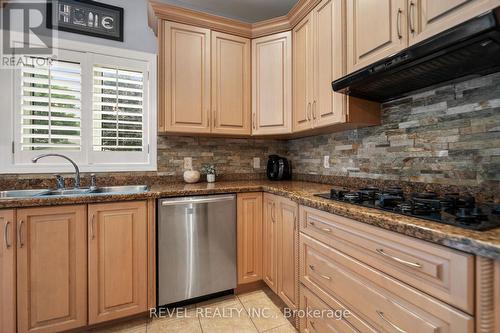 7847 Cathedral Dr, Niagara Falls, ON - Indoor Photo Showing Kitchen With Double Sink