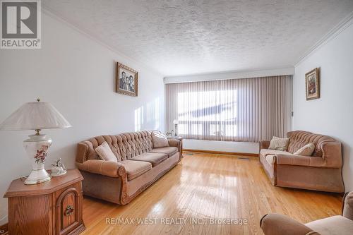 6 Dalrymple Drive, Toronto, ON - Indoor Photo Showing Living Room