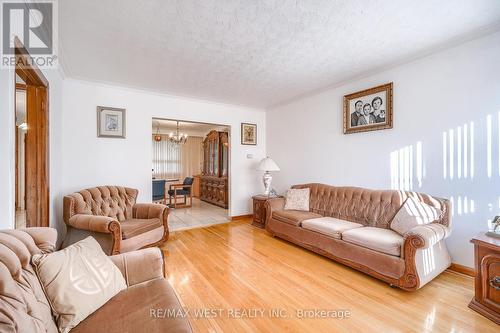 6 Dalrymple Drive, Toronto, ON - Indoor Photo Showing Living Room