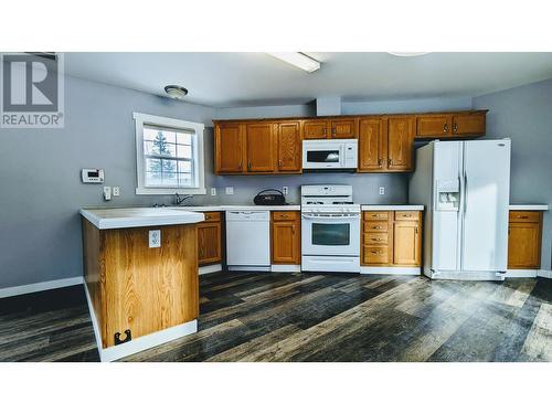 5609 Canim-Hendrix Lake Road, 100 Mile House, BC - Indoor Photo Showing Kitchen