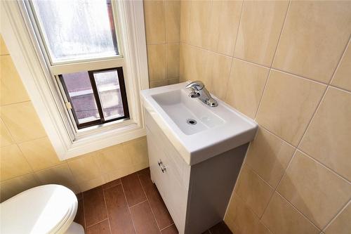 281 East Avenue N, Hamilton, ON - Indoor Photo Showing Bathroom