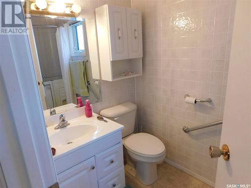 16 H Avenue, Willow Bunch, SK - Indoor Photo Showing Bathroom