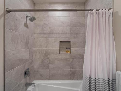 231-641 Shuswap Road E, Kamloops, BC - Indoor Photo Showing Bathroom