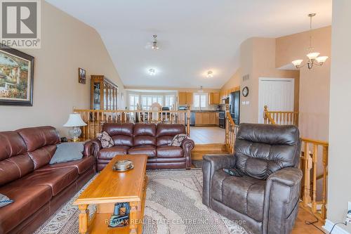 395389 County 12 Rd, Amaranth, ON - Indoor Photo Showing Living Room