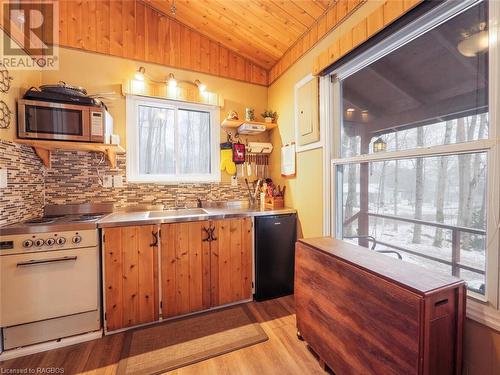 15 3Rd Avenue, South Bruce Peninsula, ON - Indoor Photo Showing Kitchen