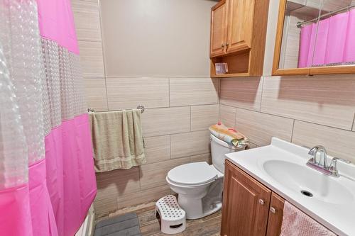 3004 Highway 3, Erickson, BC - Indoor Photo Showing Bathroom